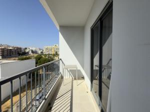 ein Balkon mit Blick auf die Stadt in der Unterkunft Terracos Da Meia Praia in Albardeira