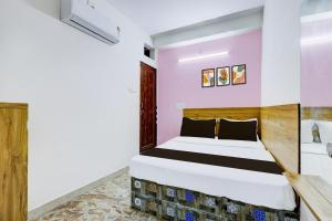 Una cama o camas en una habitación de Hotel O by OYO Hotel Sunrise