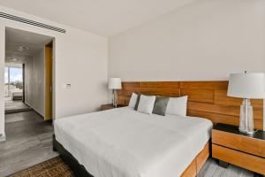 a bedroom with a large bed with a wooden headboard at Classic 2BR Condo pool near beach in Cancún +10 photos
