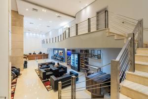 Χώρος καθιστικού στο Flat Moderno Hotel Slaviero GRU até 4p | Delfhy