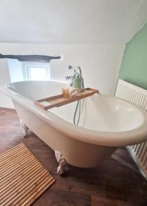 Φωτογραφία από το άλμπουμ του Historic 1629 May Cottage with Hot Tub σε Heysham +17 φωτογραφίες