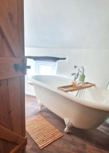 Ένα μπάνιο στο Historic 1629 May Cottage with Hot Tub