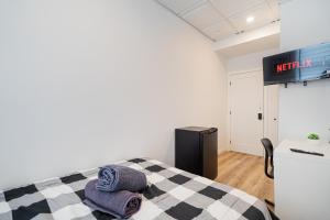 a bedroom with a bed with towels on it at Chambre 3 - Appartement 2 dans un appartement PARTAGÉ in Montréal