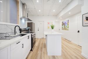 a kitchen with white cabinets and a white counter top at Chambre 3 - Appartement 2 dans un appartement PARTAGÉ in Montréal