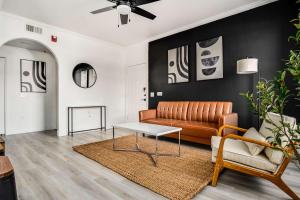 ein Wohnzimmer mit Sofa und Tisch in der Unterkunft Boulevard Stays 2BR by Stadium Pool Parking Gym 10 in Glendale + 22 Fotos