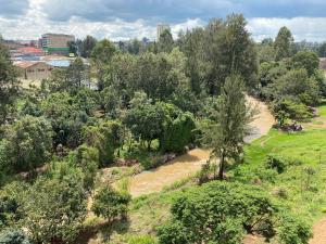 una vista aérea de un parque con árboles y un río en The LuxeLoft, en Eldoret