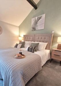 Ένα ή περισσότερα κρεβάτια σε δωμάτιο στο Historic 1629 May Cottage with Hot Tub