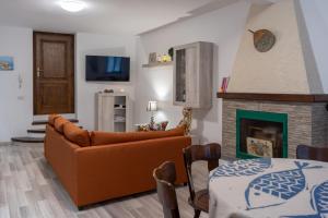 a living room with a couch and a fireplace at Al Laghée - New 2 Bedroom Apartment in Gravedona Center in Gravedona