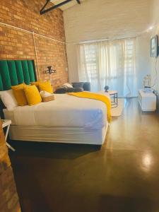 Ένα ή περισσότερα κρεβάτια σε δωμάτιο στο 358 Craftsmanship