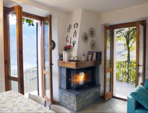 TresivioにあるCasa il Glicine Valtellinaのリビングルーム(暖炉、バルコニー付)