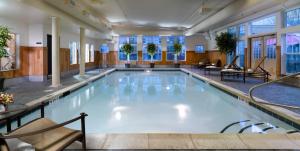 una grande piscina in una camera d'albergo di Green Mountain Suites Hotel a Burlington
