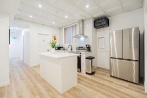 a kitchen with white counters and a refrigerator at Chambre 4 - appartement 2 dans un appartement PARTAGÉ in Montréal +9 photos