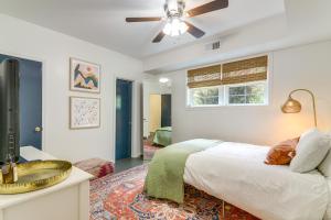Un dormitorio con una cama y un ventilador de techo. en 4 Mi to UGA Bright and Airy Athens Apartment!, en Athens