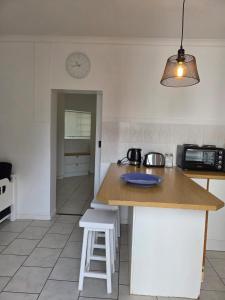 eine Küche mit einer Theke mit einer blauen Platte darauf in der Unterkunft The Genet Cottage in Reebok + 6 Fotos