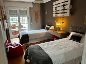 Ένα ή περισσότερα κρεβάτια σε δωμάτιο στο Duplex lujo Leioa
