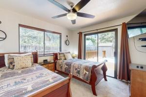 una camera da letto con due letti e un ventilatore a soffitto di Lazy Bear Cabin #554 a Big Bear Lake