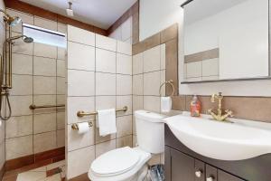 un bagno con un water bianco e un lavandino di Lazy Bear Cabin #554 a Big Bear Lake Altre 18 foto