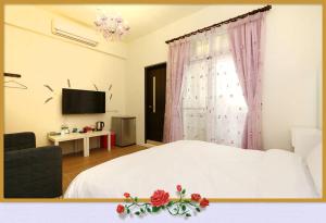 TV a/nebo společenská místnost v ubytování Rose Cottage B&B + 14 fotografií