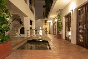 ein Flur eines Gebäudes mit einer Spiegelung in einem Teich in der Unterkunft Virrey Luxury Aparments in Ciudad Amurallada in Cartagena de Indias
