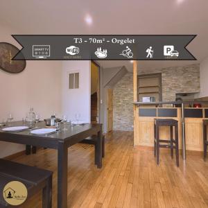 ein Restaurant mit Tischen und einem Schild mit der Aufschrift „Outpost“ in der Unterkunft Maison au cœur d Orgelet in Orgelet