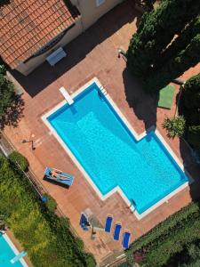 サンタ・フラーヴィアにあるVFH Villa Cala del Cuore con piscina, 50 m dal mareの大きなスイミングプール(椅子付)のオーバーヘッドビュー