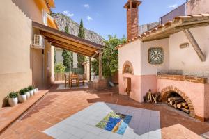 サンタ・フラーヴィアにあるVFH Villa Cala del Cuore con piscina, 50 m dal mareの家のレンガ造りの暖炉のある屋外パティオ +27枚の写真