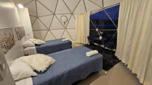 Кровать или кровати в номере Sky domos - laguna huaypo +4 фотографии