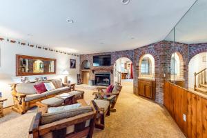sala de estar con muebles y pared de ladrillo en Rosie's Hideaway #331, en Big Bear Lake