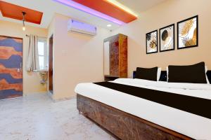 een slaapkamer met een groot bed in een kamer bij OYO TRIPAL SSS HOTEL in Pānchgaon