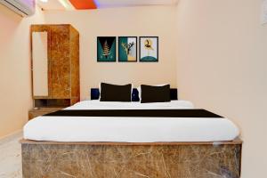een slaapkamer met een groot bed in een kamer bij OYO TRIPAL SSS HOTEL in Pānchgaon +21 foto's