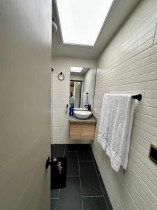 a bathroom with a sink and a mirror at 313homebogotá in Bogotá