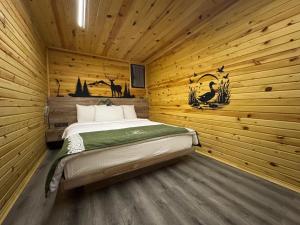 a bedroom with a bed in a wooden room at Yeşilton Tatil Köyü & Bungalov in Çamlıhemşin