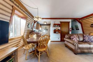 una sala de estar con un sofá y una mesa en Lazy Bear Barn #124, en Big Bear Lake