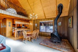 Fotografie z fotogalerie ubytování Pinewood Haus #301 v destinaci Big Bear City Airport