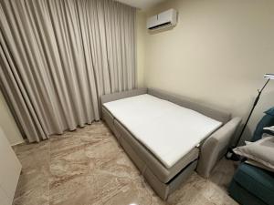 En eller flere senge i et værelse på Sunrise Apartment + 9 billeder