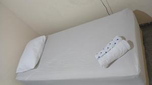Chapéu ViradoにあるApartamento no Murubiraの白いベッド(リモコン付) +14枚の写真