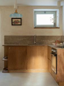 Nhà bếp/bếp nhỏ tại Saint Cado, appartement avec vue sur l'eau +37 ảnh