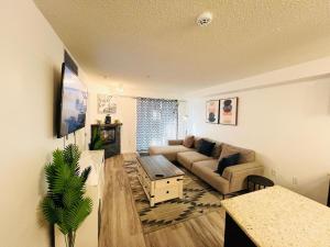 una sala de estar con un sofá y una mesa en Mordern 2BedRoom Downtown Apt with Free Parking & Wifi, en Edmonton