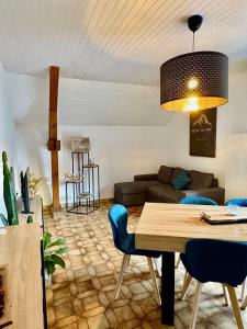 ein Wohnzimmer mit Tisch und Couch in der Unterkunft Nature & Calme en Montagne De 2 à 6 Couchages in Saint-Offenge-Dessous