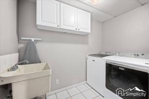 una cucina con lavello e lavatrice di Spacious Ranch W Hot Tub Near Red Rocks a Denver Altre 32 foto