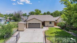 una casa con vialetto e garage di Spacious Ranch W Hot Tub Near Red Rocks a Denver