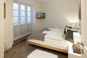 un letto bianco in una stanza con una finestra di Ausblick - Momme a List