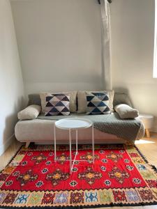 リールにあるAppartement F3 & Solferinoのリビングルーム(ソファ、ラグの上にテーブル付)