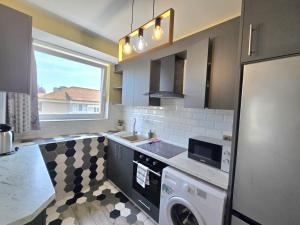 Kuchyň nebo kuchyňský kout v ubytování Apartament Langa PrimaShop Oradea + 8 fotografií