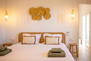 a bedroom with a bed with two pillows on it at Casa La Brisa in Arenas