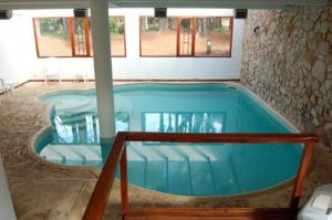 a large blue swimming pool in a house at Mar Azul casa con servicios Colibri in Mar Azul
