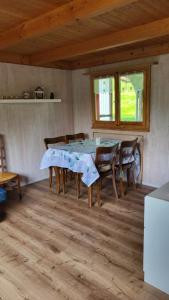a dining room with a table and chairs at Chalet im grünen in Hausernmoos