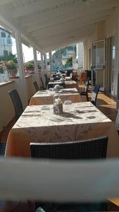 een rij tafels op een cruiseschip bij Hotel da Alfredo in Castellabate +27 foto's
