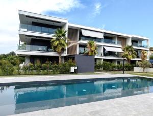 シルミオーネにあるCasa Joma - luxury apartmentの正面にプールがあるアパート