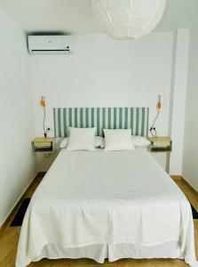 AZUL BARBATE, ático a 2 minutos de la playaにあるベッド